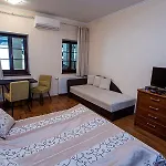 格勒尼巴拉兹斯扎罗公寓 * 久洛